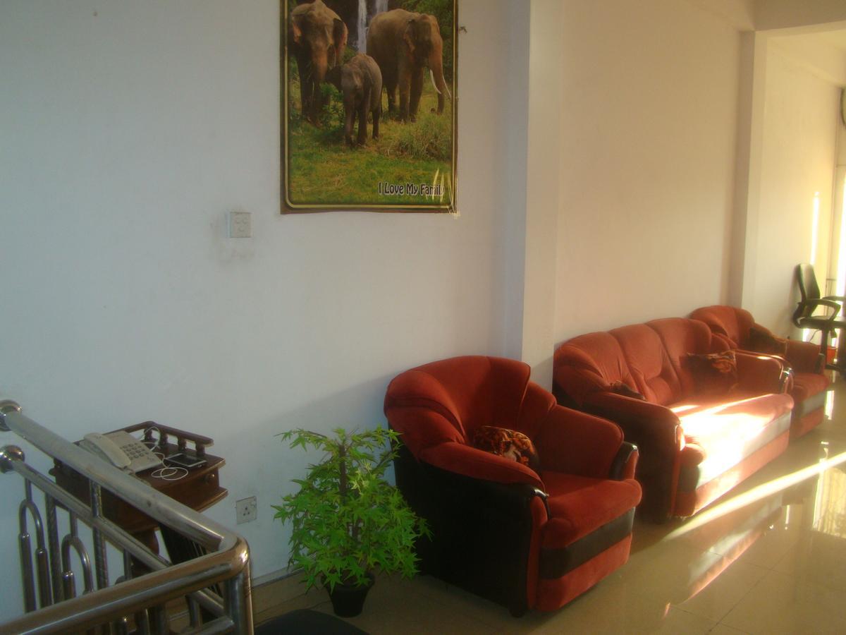 Down Town Hotel Ponnarankulama Kültér fotó